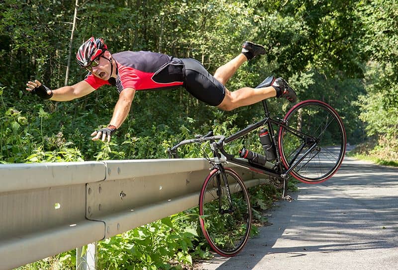 Mann faller av sykkel og skader seg