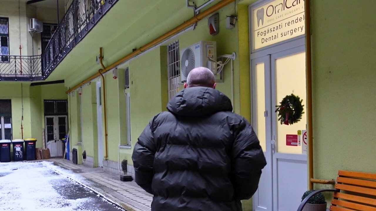 Mikkel ankommer OralCare Hungary i Budapest