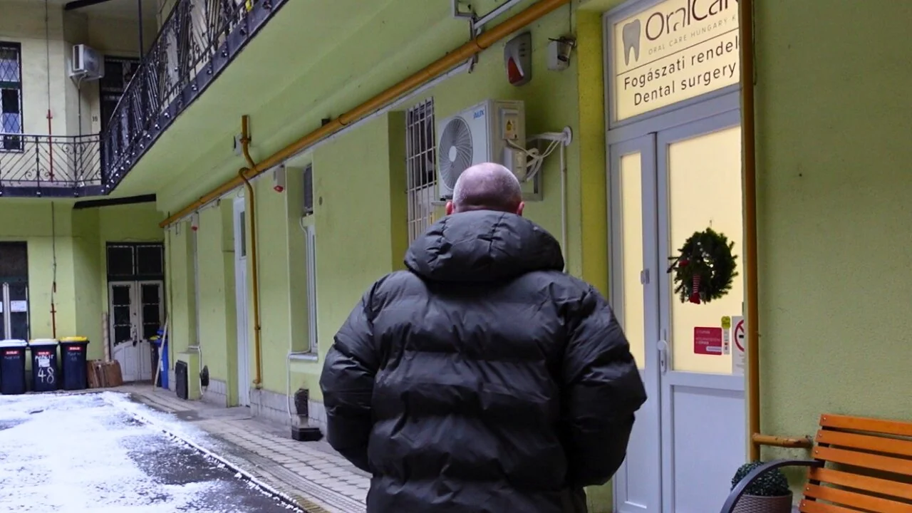 Mikkel ankommer OralCare Hungary i Budapest