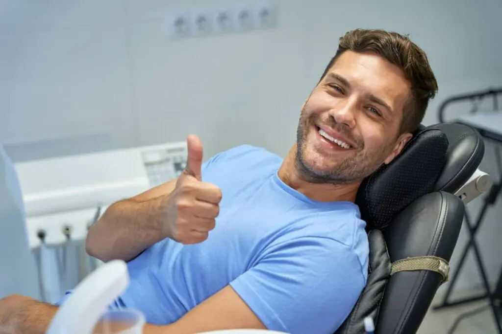 Fornøyd pasient i tannlegestolen